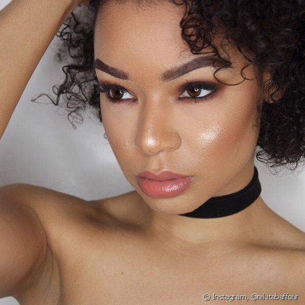 Esfumado marrom, batom nude e iluminador s?o uma combina??o ideal para a maquiagem para pele negra (Foto: Instagram @nikitabaffour)